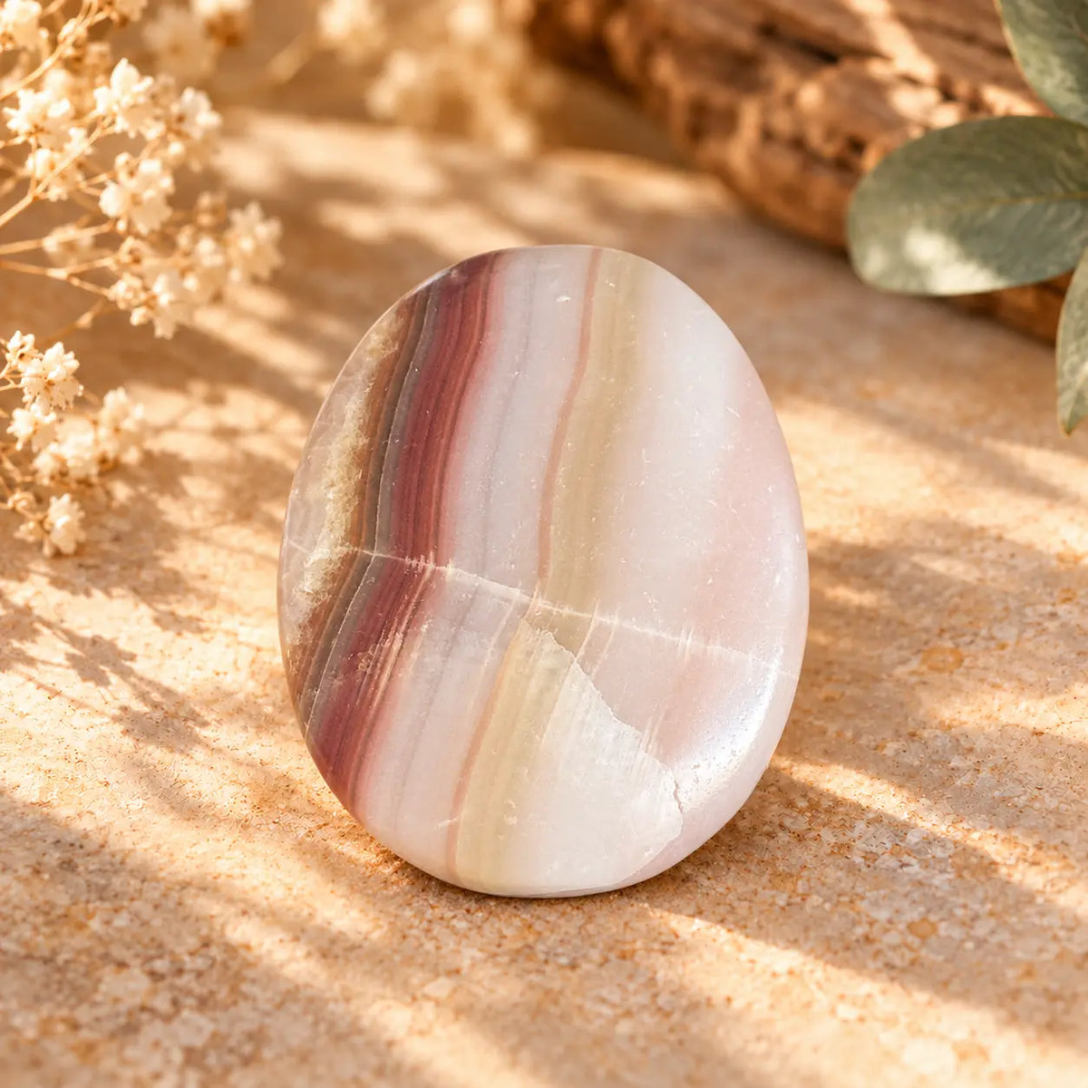 Pink Onyx palm stone 135g approx. 7 × 5.5 cm