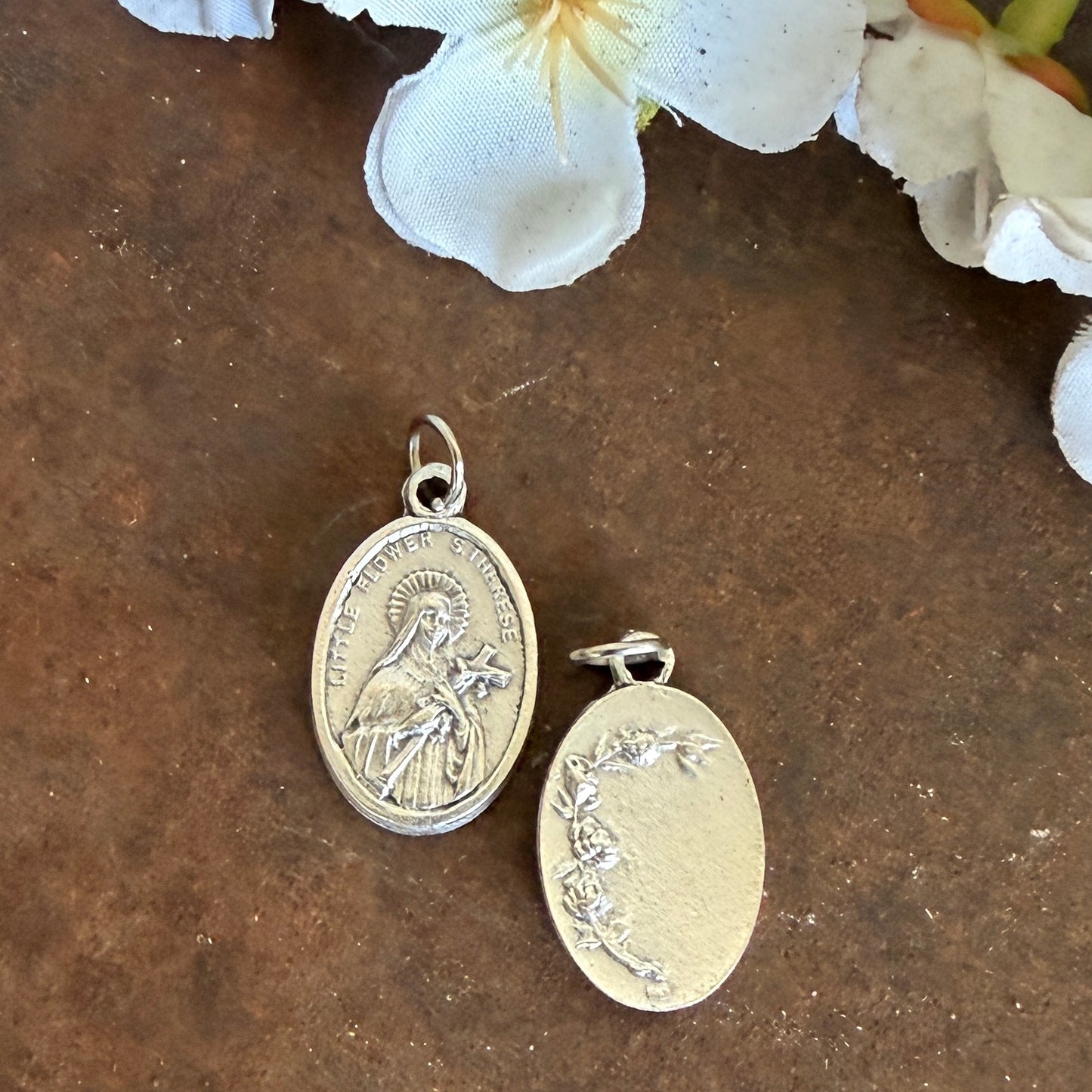 St Thérèse of Lisieux Silver Catholic Medal – Little Flower Prayer Medal for Hope, Faith, Peace & Trust in God
