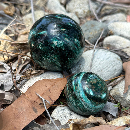 Emerald Crystal Sphere – Love, Abundance & Heart Healing