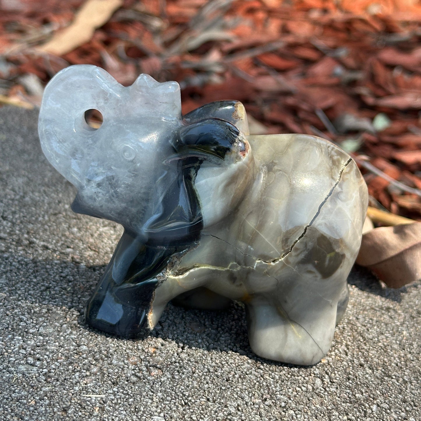 Volcanic Agate Elephant Carving – UV Reactive Crystal for Protection, Healing & Wisdom
