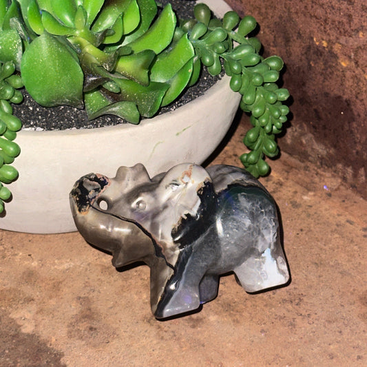 Volcanic Agate Elephant Carving – UV Reactive Crystal for Protection, Healing & Wisdom
