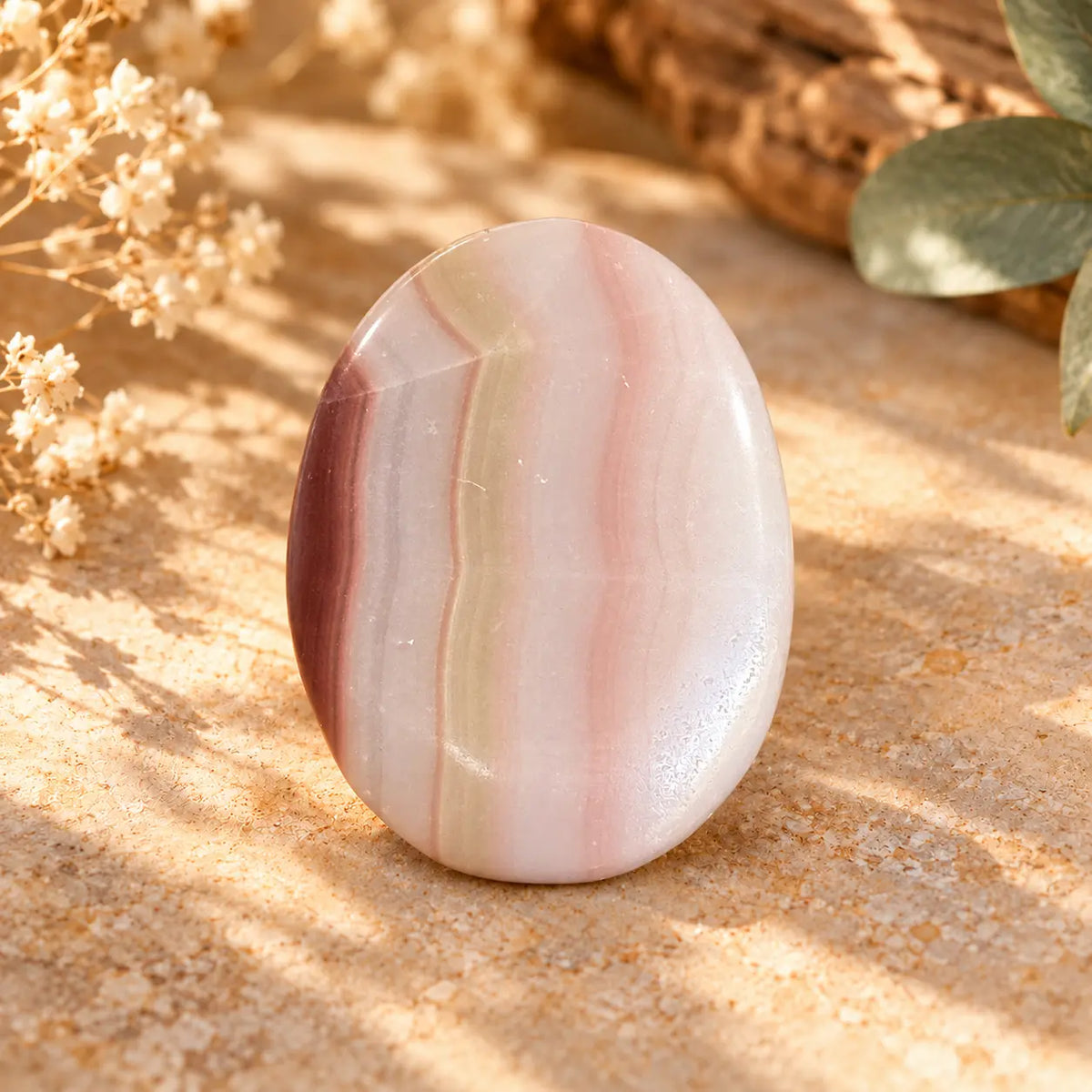 Pink Onyx palm stone 104g approx. 6 × 5 cm